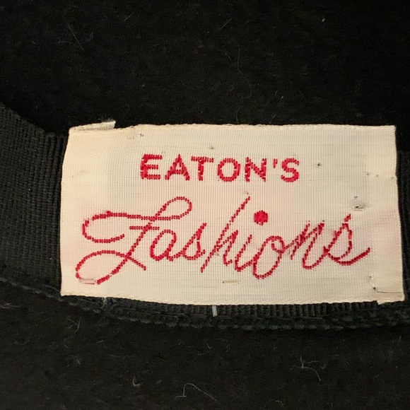 Vintage woman’s velour hat from Eaton's - Picture 5 of 6